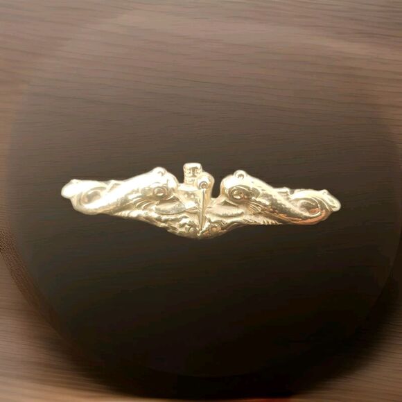 Vintage US Navy Submarine Warfare Insignia Dolphins Pin Gold Tone USN 1960s Tie - Picture 1 of 13